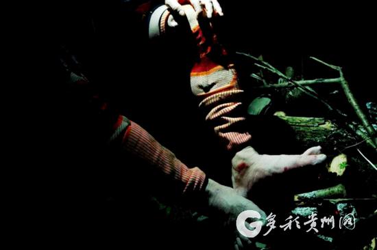  扶持東說念主員的腳長久浸泡水中，被巖石和樹枝劃傷