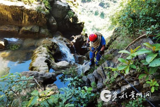 扶持東說念主員從瀑布上方降下，接近遇險者